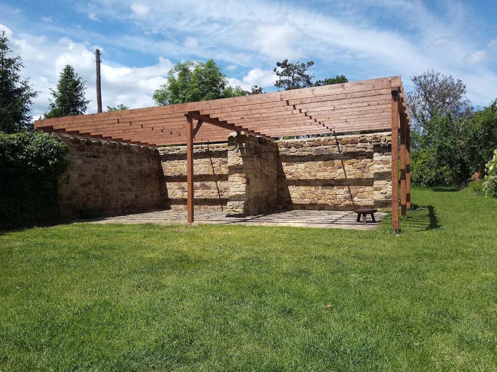 Pergola u kamenné zdi