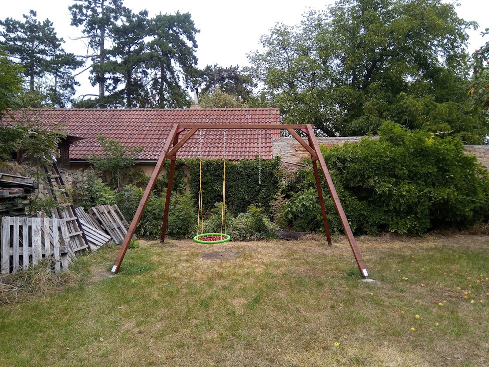 Zahradní houpačka — dřevěná konstrukce
