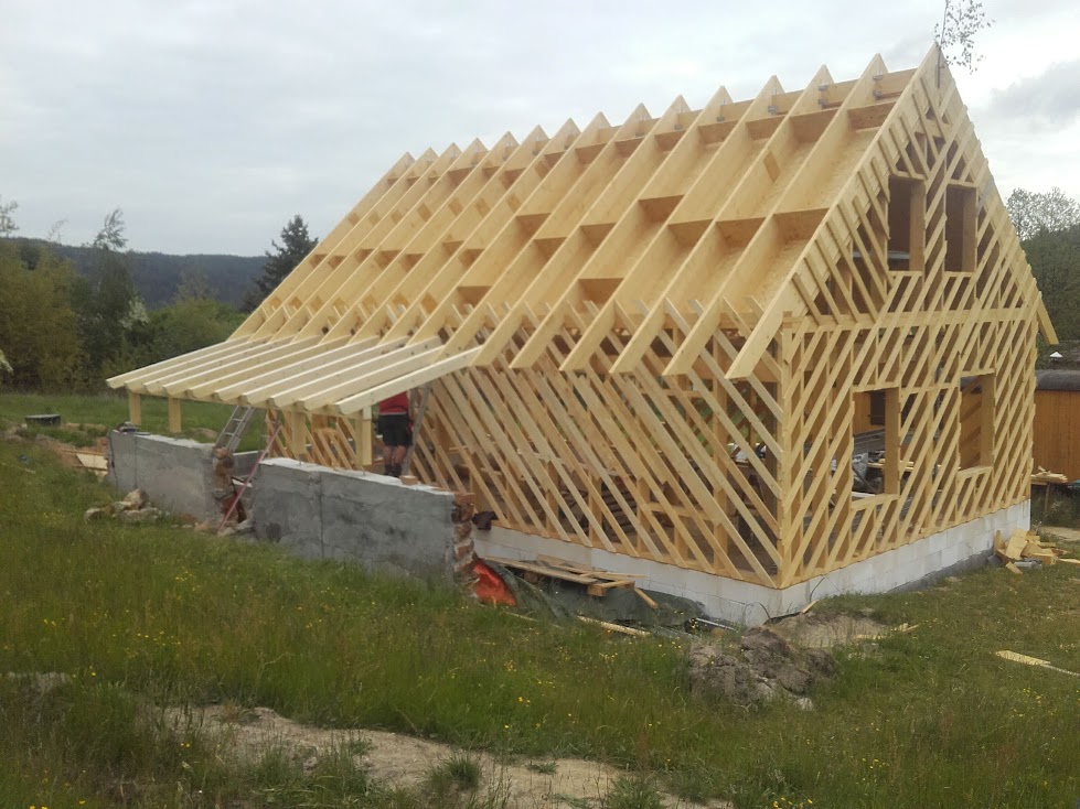 Krov novostavby s přesahem