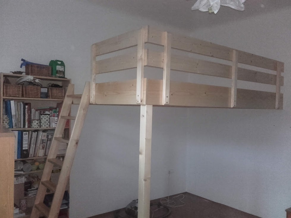 Spací galerie s žebříkem